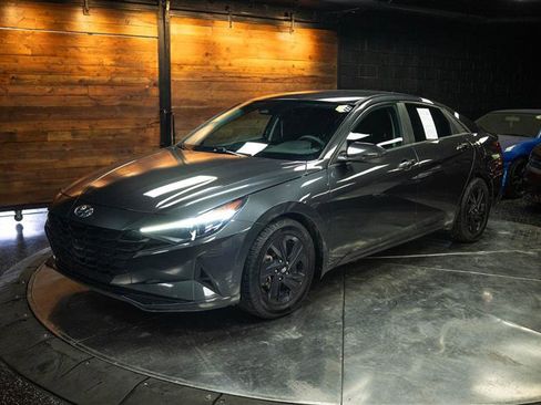 Used 2022 Hyundai Elantra SEL FWD image 2