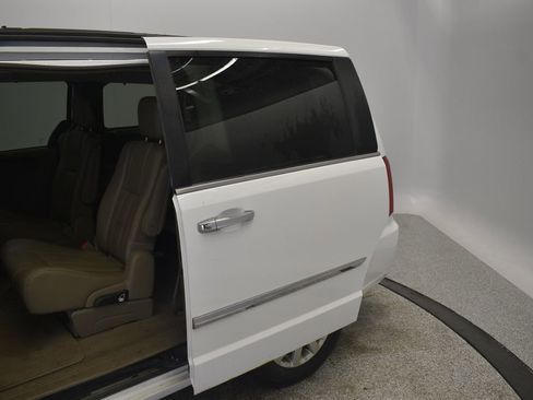 Used 2015 Chrysler Town & Country Touring w/ Driver Convenience Group image 22