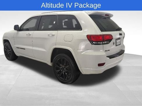 Used 2018 Jeep Grand Cherokee Altitude AWD/4WD image 5
