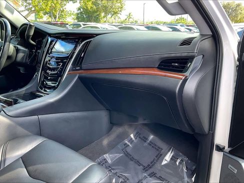 Used 2020 Cadillac Escalade Luxury image 15