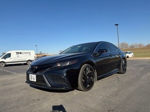 Used 2021 Toyota Camry SE image 1