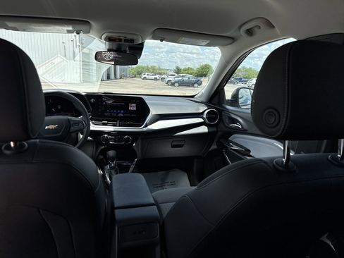 Used 2025 Chevrolet Trax LT FWD image 22