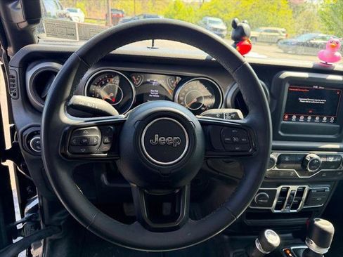 Certified 2023 Jeep Gladiator Sport AWD/4WD image 15