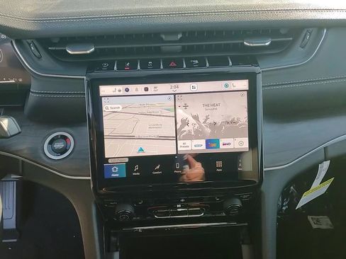 New 2025 Jeep Grand Cherokee Limited w/ Black Appearance Package image 17