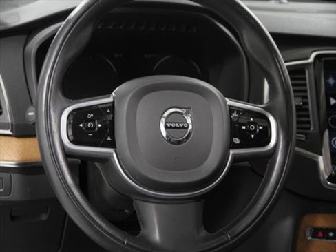 Used 2022 Volvo XC90 T6 Momentum w/ Climate Package image 9