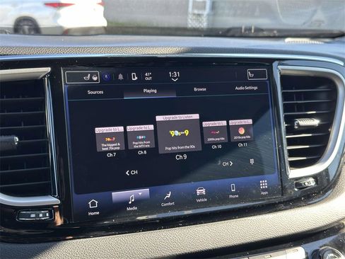 Used 2024 Chrysler Pacifica Touring-L image 3