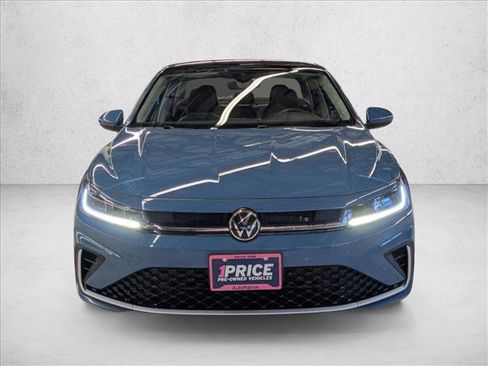 Used 2025 Volkswagen Jetta SE image 2