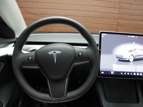 Used 2023 Tesla Model 3 Standard Range image 35