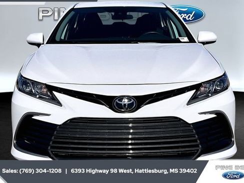Used 2024 Toyota Camry LE image 3