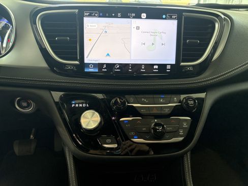 Used 2025 Chrysler Pacifica Limited image 14