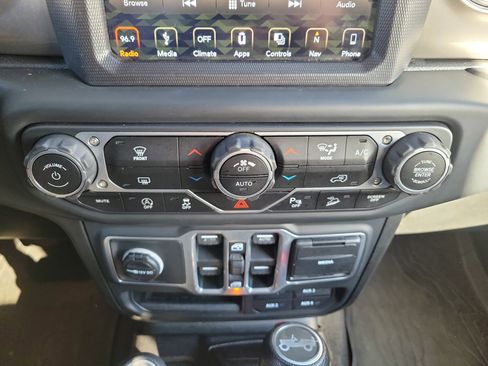 Used 2018 Jeep Wrangler Unlimited Sahara image 34