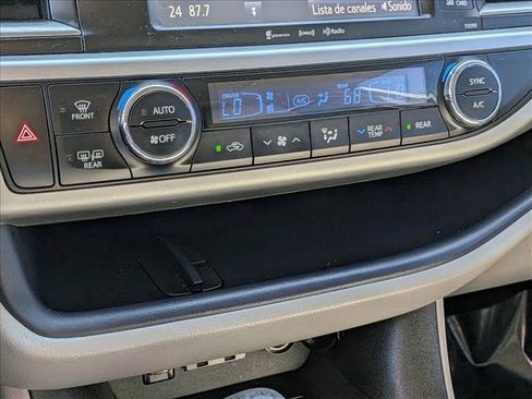 Used 2019 Toyota Highlander XLE FWD image 14