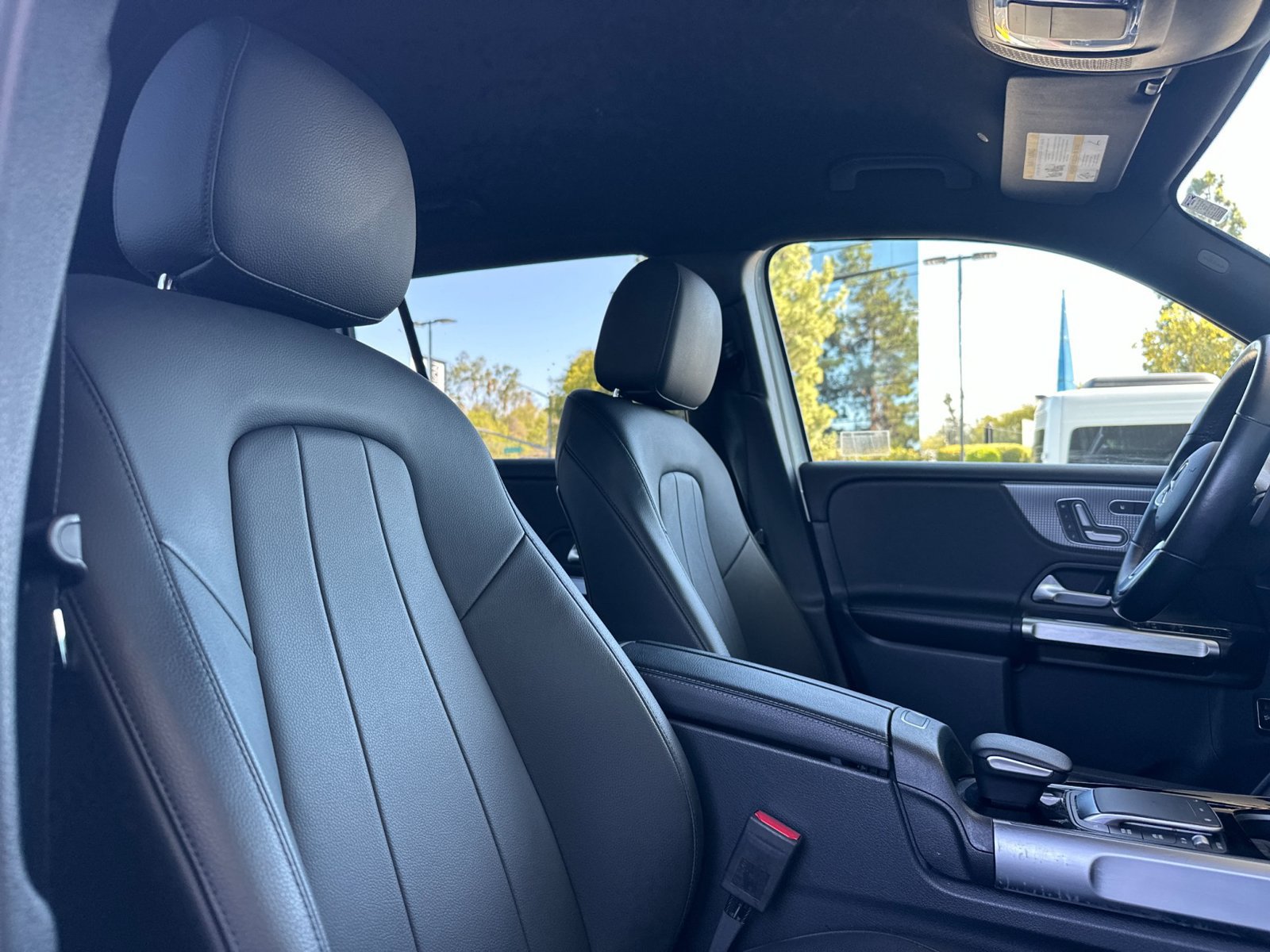 Used 2023 Mercedes-Benz GLB 250 w/ Premium Package image 16