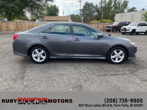 Used 2013 Toyota Camry SE w/ Preferred Accessory Pkg FWD image 8