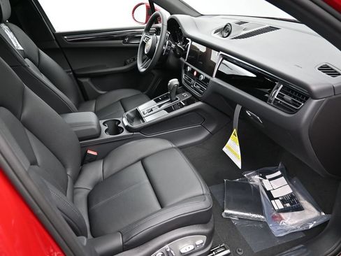 Certified 2025 Porsche Macan AWD/4WD image 11
