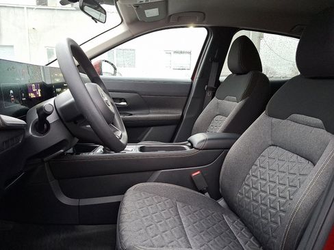 Used 2025 Nissan Kicks SV w/ Charging Package image 13