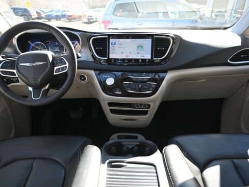 Used 2023 Chrysler Pacifica Touring-L image 12