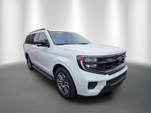 Used 2025 Ford Expedition Active AWD/4WD image 3