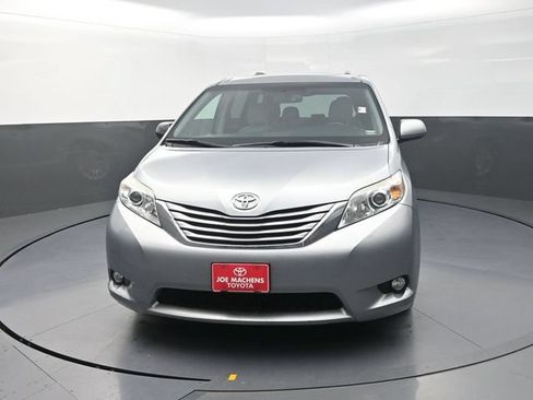 Used 2016 Toyota Sienna XLE FWD image 2