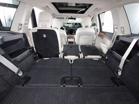 Certified 2022 Volvo XC90 T6 Momentum image 31