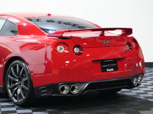 Used 2013 Nissan GT-R Premium image 16