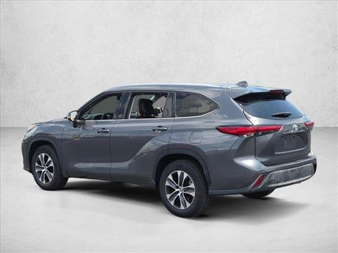 Used 2022 Toyota Highlander XLE FWD image 7