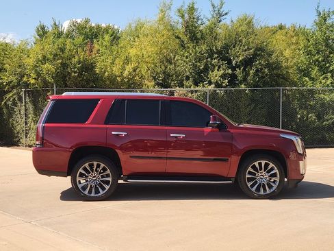 Used 2020 Cadillac Escalade Luxury w/ Escalade Sport Edition AWD/4WD image 4