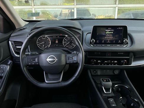 Used 2025 Nissan Rogue SV image 14