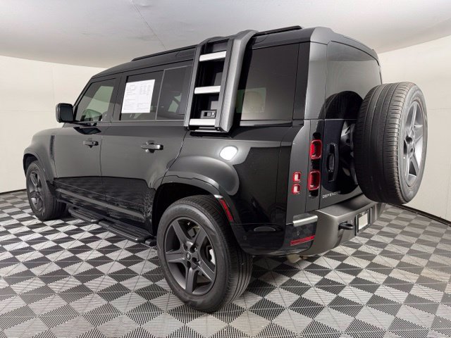Used 2025 Land Rover Defender 110 X-Dynamic SE AWD/4WD image 4