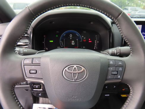 Used 2025 Toyota Camry SE w/ Multimedia Upgrade Package image 18