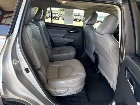 Used 2021 Toyota Highlander XLE FWD image 10