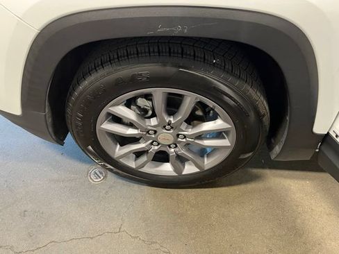 Used 2024 GMC Terrain SLT FWD image 30