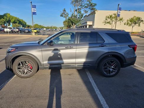Used 2025 Ford Explorer ST-Line w/ ST-Line Street Pack AWD/4WD image 4
