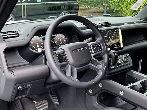 Used 2025 Land Rover Defender 90 X-Dynamic SE image 14