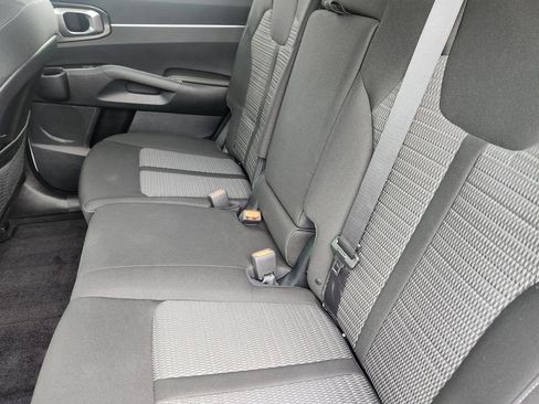 Used 2022 Kia Sorento LX image 11