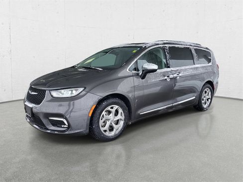 Used 2023 Chrysler Pacifica Limited image 4