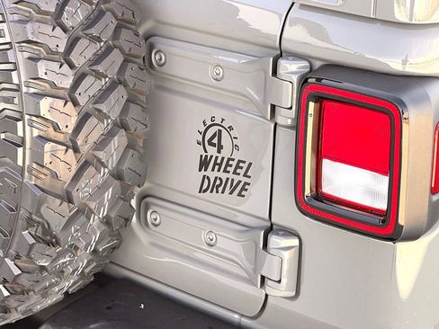 Used 2023 Jeep Wrangler Unlimited w/ Sun & Screen Package image 37