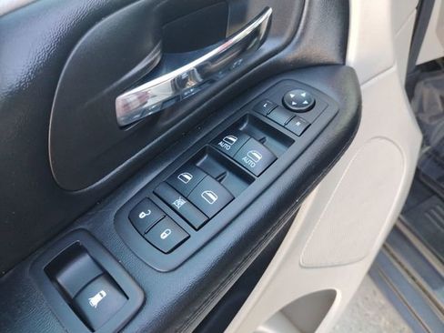 Used 2019 Dodge Grand Caravan SE w/ UConnect Hands-Free Group image 13