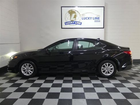 Used 2025 Toyota Camry LE image 7