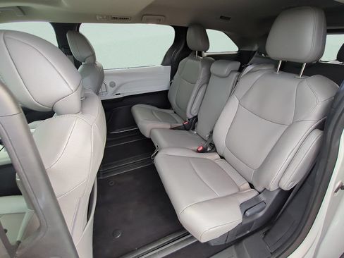 Used 2025 Toyota Sienna XLE FWD image 10