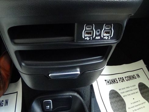 Certified 2025 Chrysler Pacifica Select FWD image 29