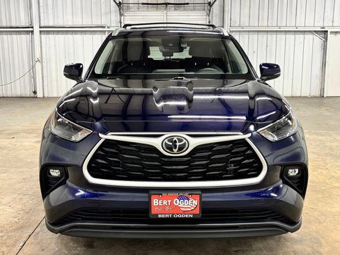 Used 2024 Toyota Highlander XLE FWD image 2