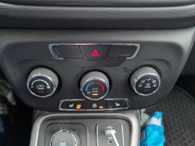 Used 2018 Jeep Compass Latitude w/ Cold Weather Group AWD/4WD image 6