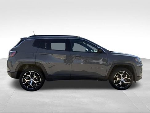 Used 2024 Jeep Compass Latitude AWD/4WD image 19