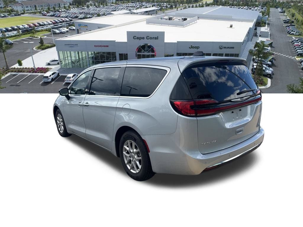 Used 2024 Chrysler Pacifica Touring-L FWD image 4