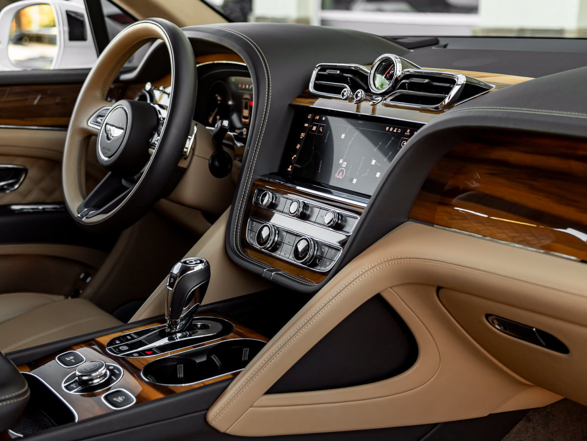 Used 2023 Bentley Bentayga AWD/4WD image 44