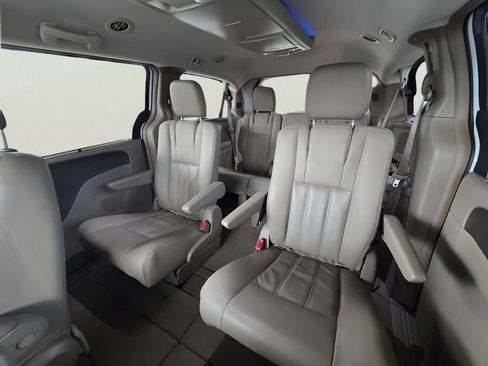 Used 2016 Chrysler Town & Country Touring FWD image 36