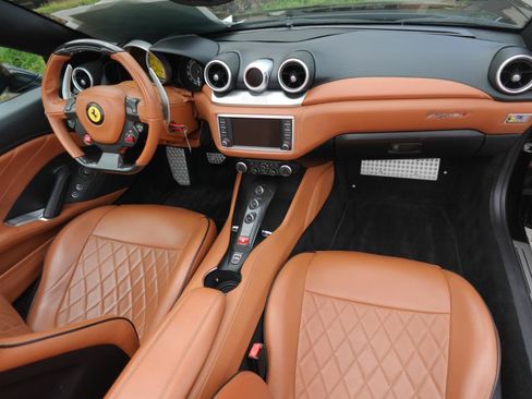 Used 2015 Ferrari California T RWD image 18