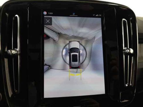 Used 2025 Volvo XC40 B5 Plus w/ Climate Package image 28