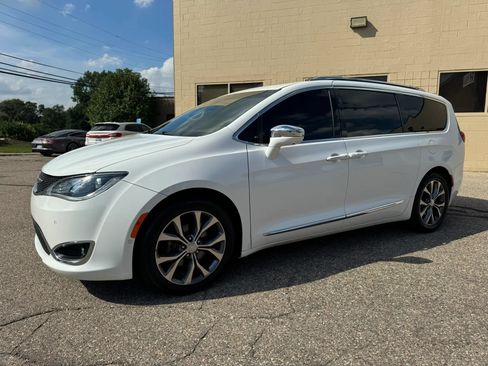 Used 2017 Chrysler Pacifica Limited w/ Advanced Safetytec Group FWD image 4